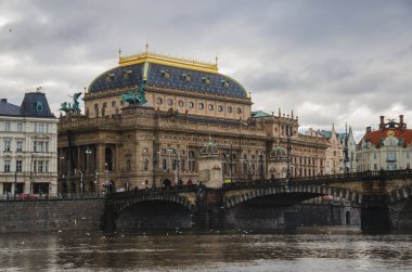 Çek Cumhuriyeti Prag şehir merkezindeki Ulusal Tiyatro ve Lejyon Köprüsü manzarası