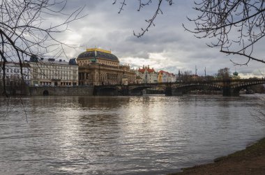 Çek Cumhuriyeti 'nin Prag şehir merkezindeki Ulusal Tiyatro ve Lejyon Köprüsü manzarası