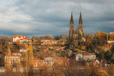 Çek Cumhuriyeti 'nin Prag kentinde sonbaharda Vysehrad Kalesi ve Aziz Peter Bazilikası manzarası