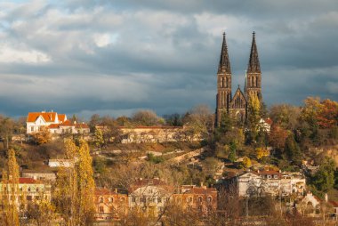 Çek Cumhuriyeti 'nin Prag kentinde sonbaharda Vysehrad Kalesi ve Aziz Peter Bazilikası manzarası