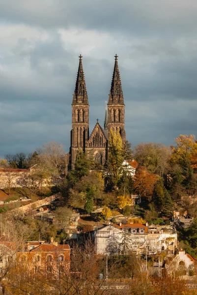 Çek Cumhuriyeti 'nin Prag kentinde sonbaharda Vysehrad Kalesi ve Aziz Peter Bazilikası manzarası