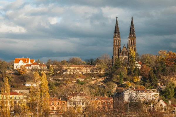 Çek Cumhuriyeti 'nin Prag kentinde sonbaharda Vysehrad Kalesi ve Aziz Peter Bazilikası manzarası
