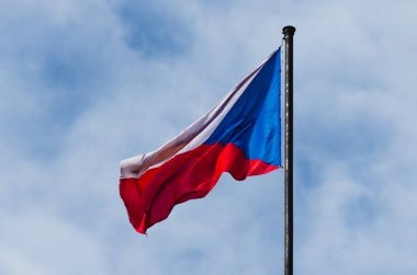 Çek Cumhuriyeti bayrağı rüzgarda dalgalanıyor