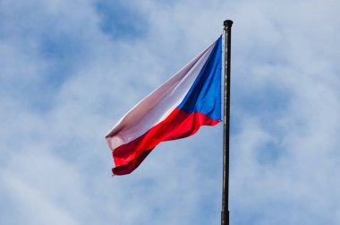 Çek bayrağı rüzgarda dalgalanıyor