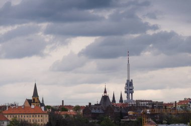 Zizkov TV kulesi ve Prag 'daki Saint Apollinare Doğum Hastanesi manzarası