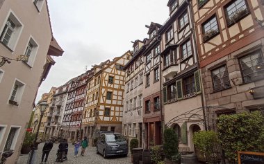 Almanya, Nuremberg 'de Weissgerbergasse, yarım ahşap evlere sahip bir ortaçağ caddesi.