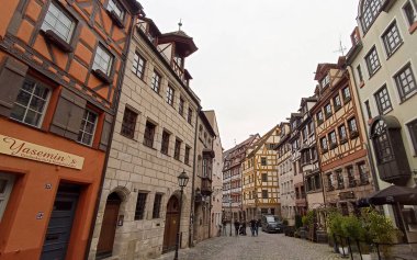 Almanya, Nuremberg 'de Weissgerbergasse, yarım ahşap evlere sahip bir ortaçağ caddesi.