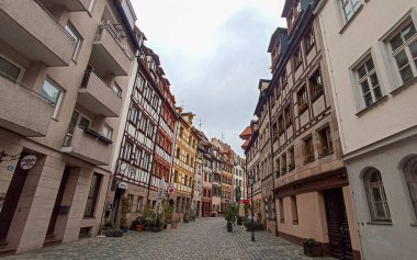 Almanya, Nuremberg 'de Weissgerbergasse, yarım ahşap evlere sahip bir ortaçağ caddesi.