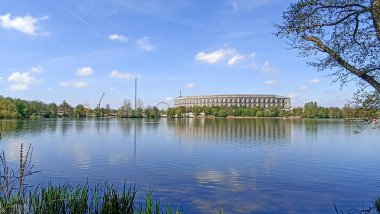 Belgelendirme Merkezi Nazi Partisi Toprak Binası, Nuremberg, Almanya, uzaktan bir göle yansıdı