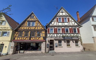 Marbach am Neckar, Almanya 'nın tarihi şehir merkezinde renkli yarı keresteli evler