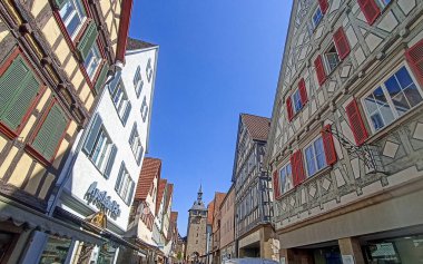 Almanya 'nın tarihi kenti Marbach am Neckar' da Wildermuthstrasse ve Oberer İşkence Kulesi 'nde yarı keresteli evler