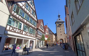 Almanya 'nın tarihi kenti Marbach am Neckar' da Wildermuthstrasse ve Oberer İşkence Kulesi 'nde yarı keresteli evler