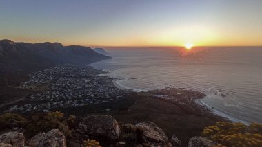 Günbatımında Masa Dağı ve On İki Havarinin manzarası, Cape Town, Güney Afrika manzaralı.