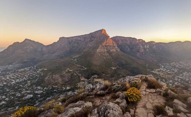 Günbatımında Masa Dağı ve On İki Havarinin manzarası, Cape Town, Güney Afrika manzaralı.