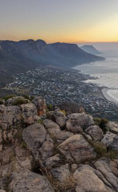 Günbatımında Masa Dağı ve On İki Havarinin manzarası, Cape Town, Güney Afrika manzaralı.