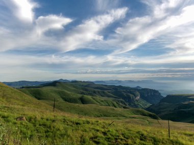 Drakensberg Dağları 'nın sarp kayalıkları ve Güney Afrika' daki yeşil vadileriyle dramatik dağ manzarası