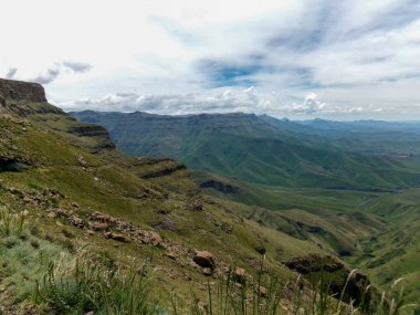 Drakensberg Dağları 'nın sarp kayalıkları ve Güney Afrika' daki yeşil vadileriyle dramatik dağ manzarası