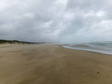 Güney Afrika, Garden Route 'daki Swartvlei Plajı' nda rüzgarlı ve bulutlu bir gün.
