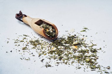 Hindistan cevizi yeşili Japon çayı açık gri arka plan pankartıyla. Kopyalama alanı olan üst görünüm. Seçici odak.