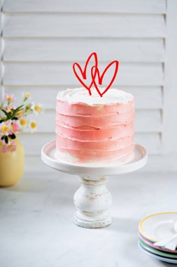 Sevgililer Günü pastası kalp pasta kaplamalarıyla süslenmiş, beyaz bir arka plan ve mesaj için yer var. Romantik aşk kavramı. Anneler Günü, Doğum günü Pasta kartı Arkaplanı.