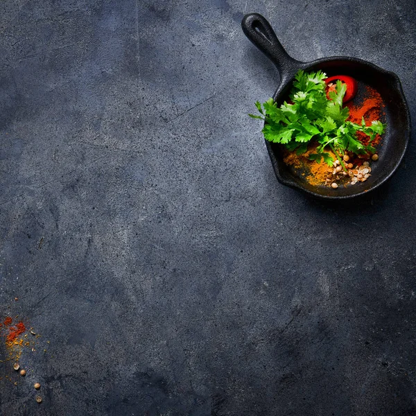 Concepção Alimentos Ingredientes Fundo Açafrão Coentro Fresco Espécies Pimenta Vermelha — Fotografia de Stock