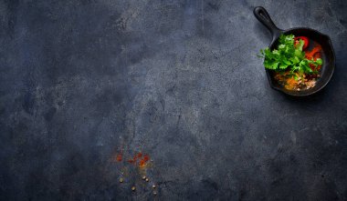 Gıda konsepti içeriği arka plan, taze kişniş zerdeçal, kırmızı biber türleri, kişniş tanecikleri siyah desenli yüzey ve boş fotokopi alanı..