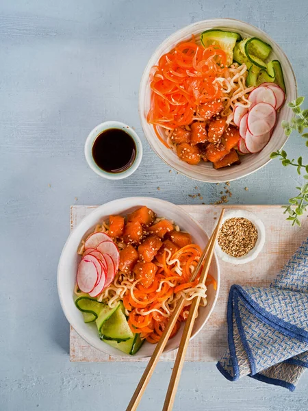 Macarrão Com Legumes Salmão Marinado Sashimi Macarrão Cenoura Pepino Molho — Fotografia de Stock