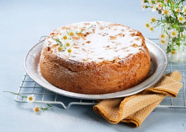 Açık mavi arkaplanlı ve fotokopi alanı olan sağlıklı bir elmalı tarçınlı kek. Ev yapımı fırın konsepti. Yaz, bahar zamanı tarifi. Anneler Günü, Doğum günü Pasta kartı Arkaplanı.