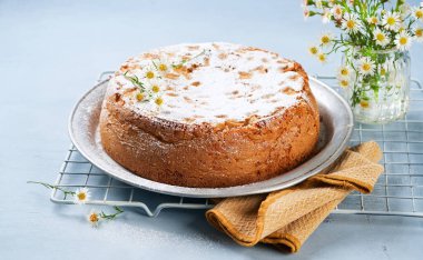 Açık mavi arkaplanlı ve fotokopi alanı olan sağlıklı bir elmalı tarçınlı kek. Ev yapımı fırın konsepti. Yaz, bahar zamanı tarifi. Anneler Günü, Doğum günü Pasta kartı Arkaplanı.