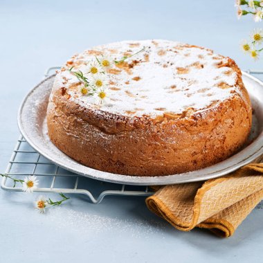 Açık mavi arkaplanlı ve fotokopi alanı olan sağlıklı bir elmalı tarçınlı kek. Ev yapımı fırın konsepti. Yaz, bahar zamanı tarifi. Anneler Günü, Doğum günü Pasta kartı Arkaplanı.