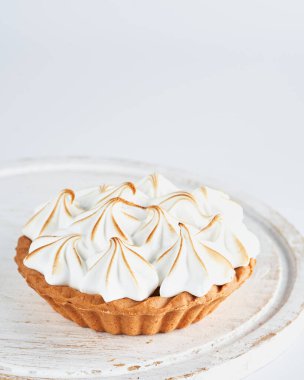 Beyaz arka planda Lemon Curd ve Meringue Mini Tart Pie, seçici odaklanma, mesaj için boşluk. Pasta pastası tatlı konsepti.