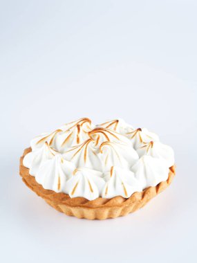 Beyaz arka planda Lemon Curd ve Meringue Mini Tart Pie, seçici odaklanma, mesaj için boşluk. Pasta pastası tatlı konsepti.