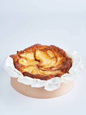 Geri dönüşümlü mini elmalı pasta Mini ahşap fırın kalıbı, beyaz arkaplan, metin için alan, seçici odaklanma.