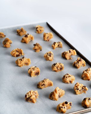 Çikolata parçacıklı kurabiyeler. Yakın çekim, seçici odaklanma, ev yapımı tatlı fırını konsepti.