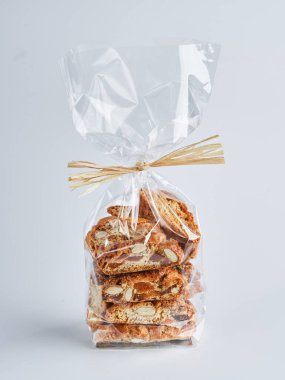 Biscotti Cantucci Bisküvileri plastik ambalajlı bisküviler. İtalyan tatlı kurabiyeleri yakın çekim, seçici odaklanma, kopyalama alanı. Ev yapımı fırın şekerlemesi konsepti.