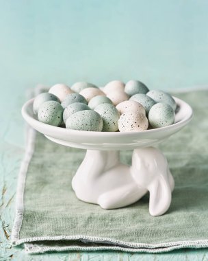 Pasta standı üzerinde tavşan şeklinde dekoratif Polystyrene paskalya yumurtası. Uzayı kopyala, seçici odaklanma. Paskalya kutlaması kavramı.