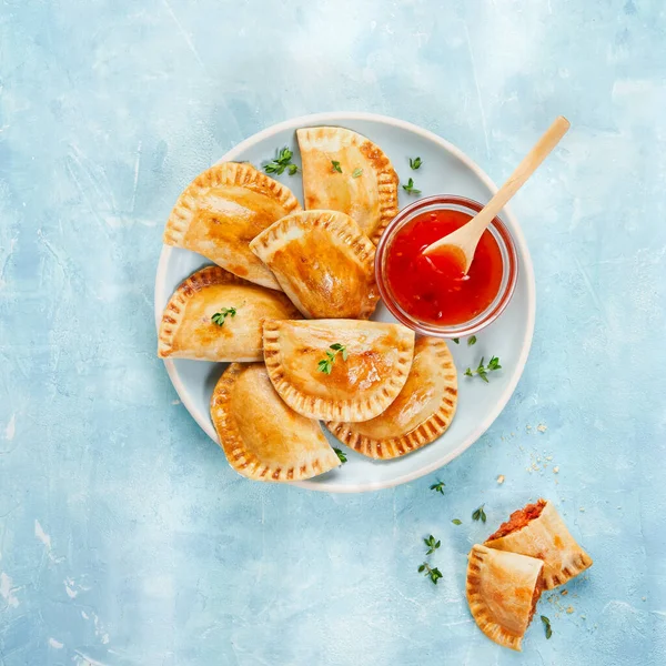 Pasta Llena Atún Salsa Tomate Pimiento Huevo Cocido Llamado Empanadilla —  Fotos de Stock