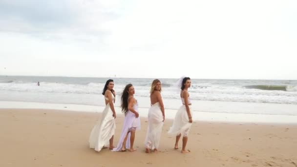 Panny Młode Stoją Tyłem Nas Nad Morzem Uciekają Spotkanie Falami — Wideo stockowe