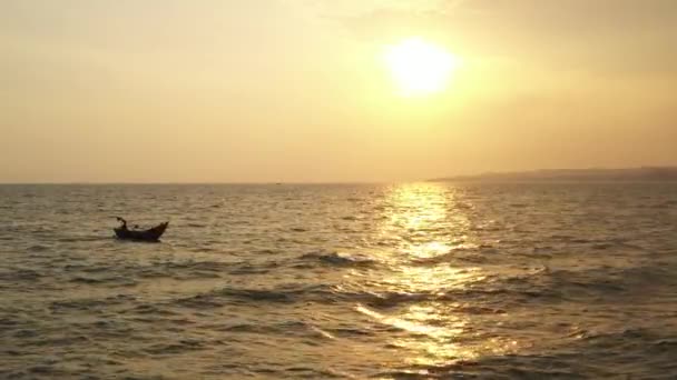 Drohne Fliegt Vom Boot Meer Goldenem Sonnenuntergangslicht Zum Strand Schiffssilhouette — Stockvideo