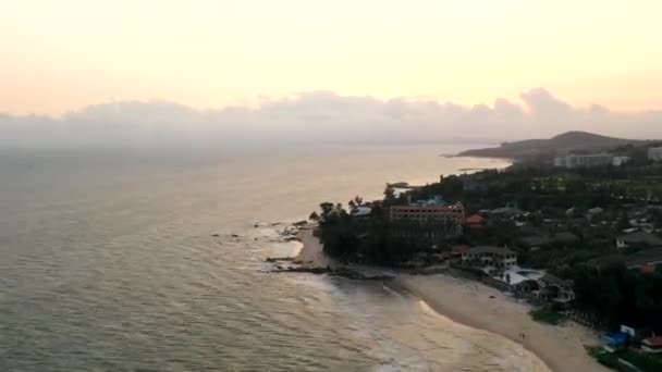 高高度で海の上の地平線上に移動雲と日没の時間の経過ビデオ 海上の高速日没へのドローンの高い眺め — ストック動画