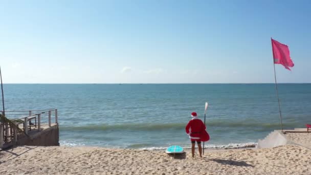 Santa Claus Con Bolsa Regalo Surf Santa Tabla Surf Mar — Vídeos de Stock