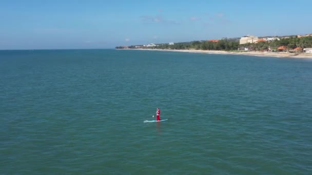 Tomten Med Presentpåse Surfing Tomten Surfbräda Havet Människan Sportar Tomtedräkt — Stockvideo