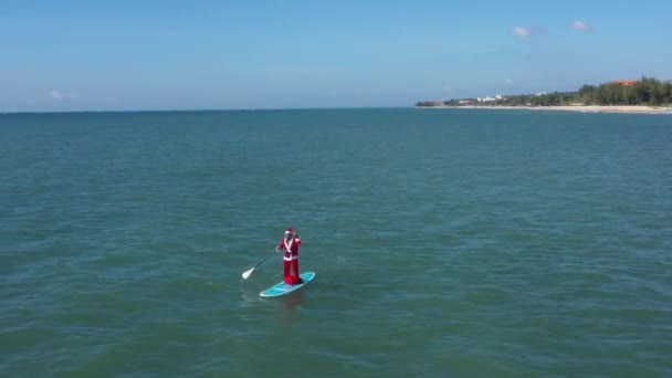 Санта Клаус Подарочным Пакетом Серфинге Санта Серфинге Море Мужчина Занимается — стоковое видео