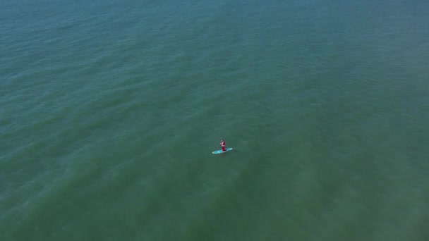 Sörf Üzerinde Hediye Paketi Olan Noel Baba Noel Baba Denizde — Stok video