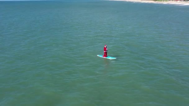 Santa Clause Avec Sac Cadeau Sur Surf Père Noël Planche — Video