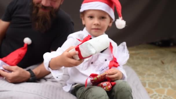 Chico Santa Sombrero Regalo Familia Feliz Los Sombreros Santa Sonríe — Vídeos de Stock