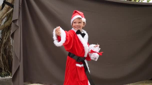 Šťastný Chlapec Santa Klobouku Usmívá Nový Rok Vánoční Obsah Roztomilé — Stock video