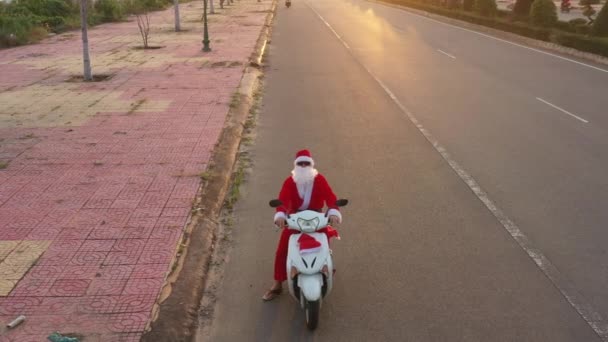 Santa Vit Motorcykel Med Presentförpackning Och Presentpåse Sommar Solnedgång Vågor — Stockvideo