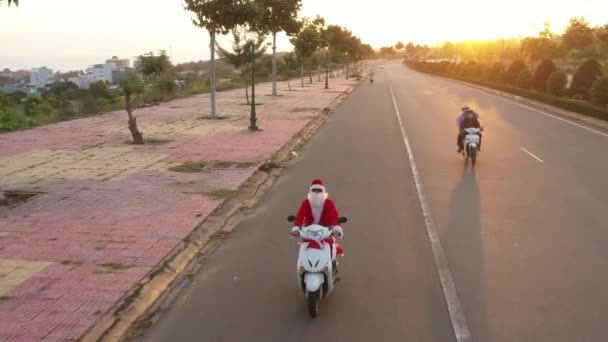 Santa Jezdí Mopedu Podél Silnice Dárky Vánoce Silvestra Předjíždějí Auta — Stock video