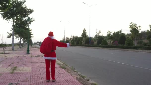 Santa Είναι Ωτοστόπ Στο Δρόμο Τσάντα Δώρο Καλοκαίρι Ηλιοβασίλεμα Νέο — Αρχείο Βίντεο